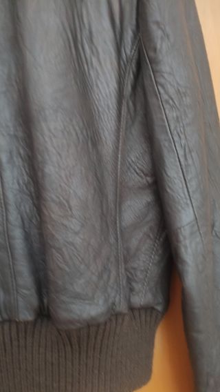 Cazadora de piel marrón con cremallera