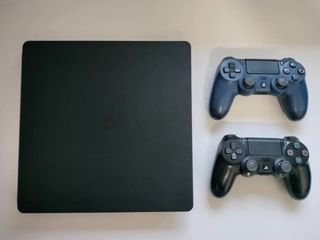 PS4 (PlayStation 4) con 2 mandos