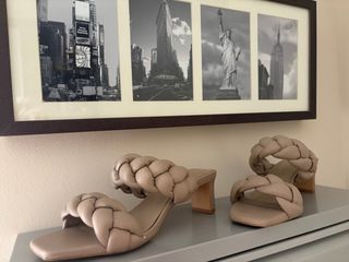 Zapatos de tacón beige para mujer