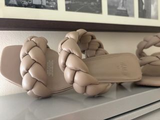 Zapatos de tacón beige para mujer