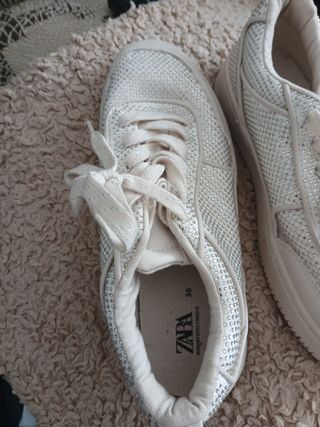 Tenis plateados y blancos con pedrería