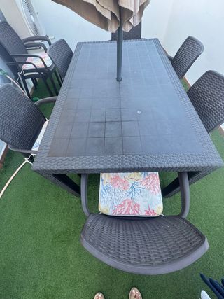 Conjunto exterior: Mesa y 8 Sillas Resina.