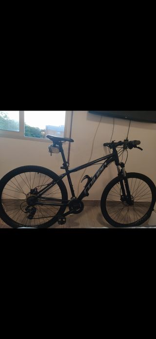 Bicicleta de montaña negra