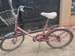 Bicicleta BH antigua rosa con cesta