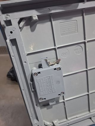 Puerta inspección metálica con llave