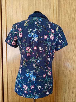 Polo floral azul
