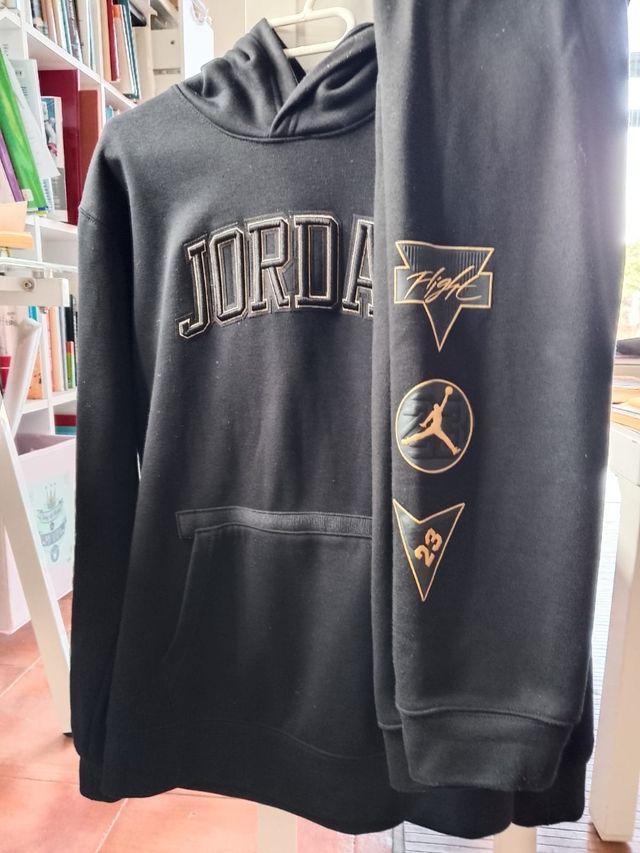Chándal Jordan Negro y Dorado
