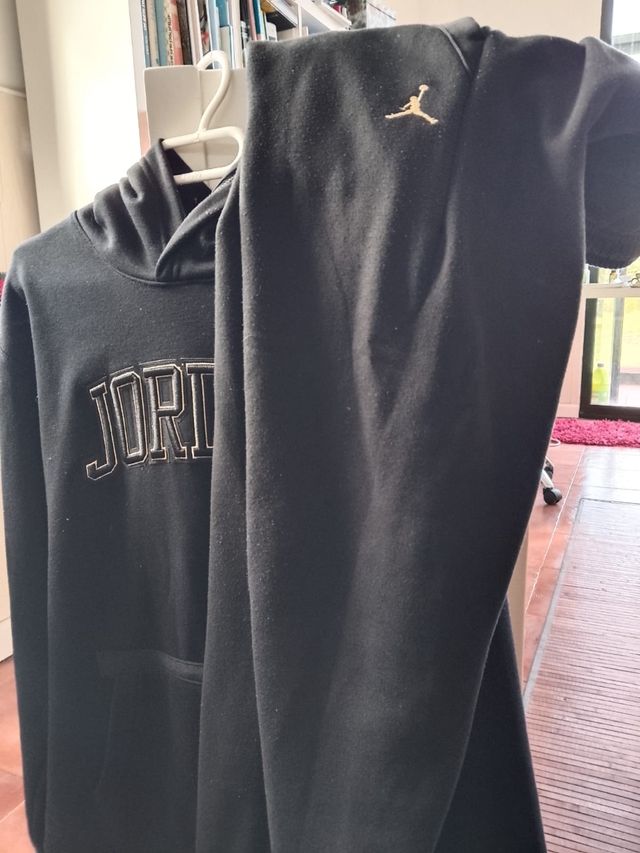 Chándal Jordan Negro y Dorado