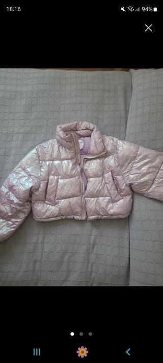 Abrigo plumífero rosa y morado