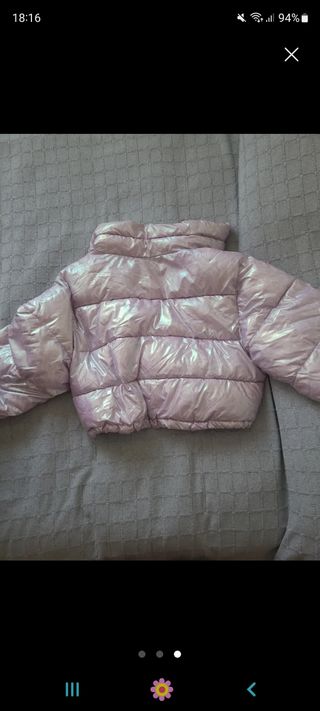 Abrigo plumífero rosa y morado