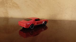 Ford Mustang Hot Wheels naranja