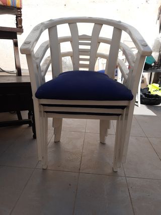 Sillas de madera blancas y azules
