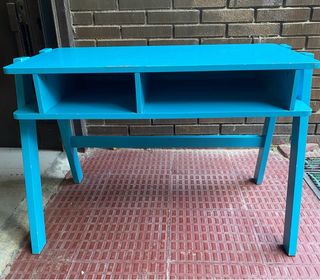 Pupitre infantil azul robusto de marca Vertbaudet