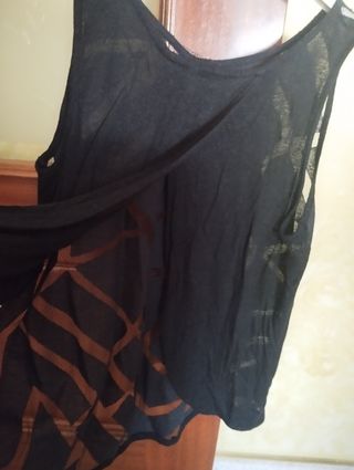 Top sin mangas con transparencias