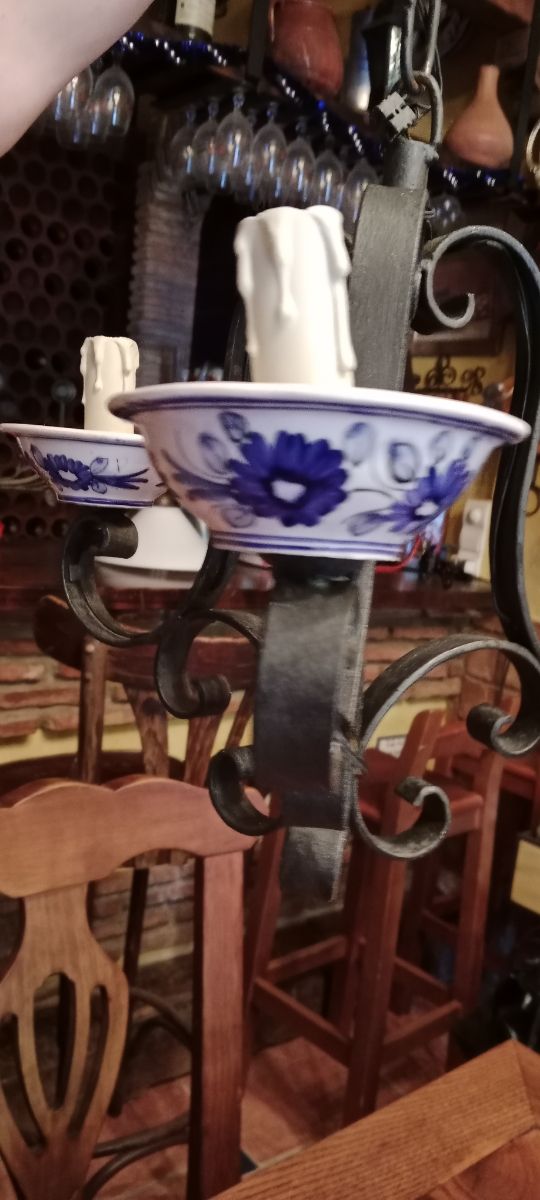 Lámpara de metal y porcelana