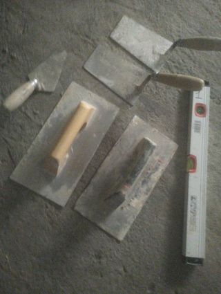 Herramientas de albañilería y nivel