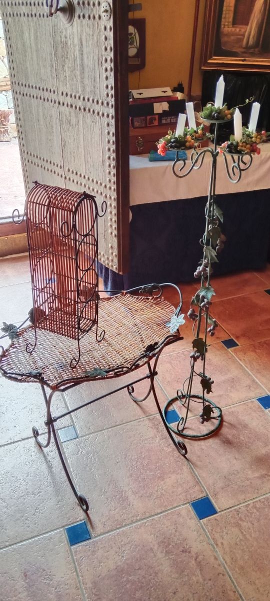 Lámpara y mesa auxiliar de forja y mimbre