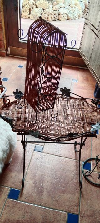 Lámpara y mesa auxiliar de forja y mimbre