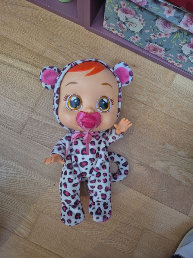 Bebé Llorón con pijama de leopardo