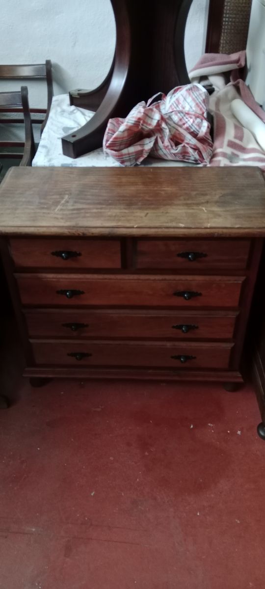 Mueble de madera con cajones