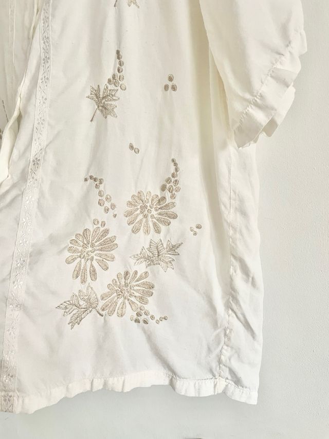 Camicetta a maniche corte con ricamo floreale bianco vintage