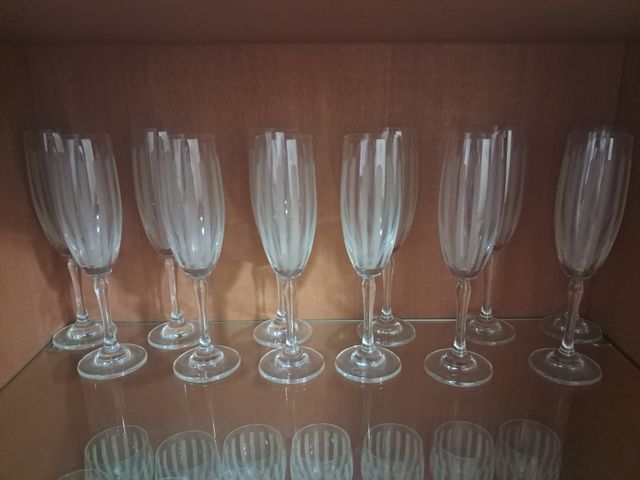 Set 12 copas de champán de cristal.