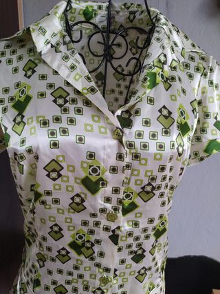 Blusa de raso con estampado geométrico