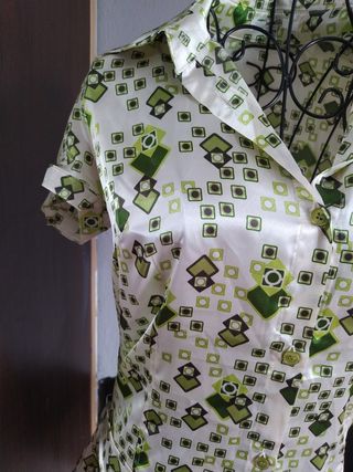 Blusa de raso con estampado geométrico