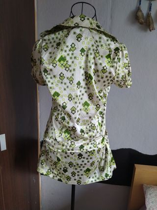 Blusa de raso con estampado geométrico