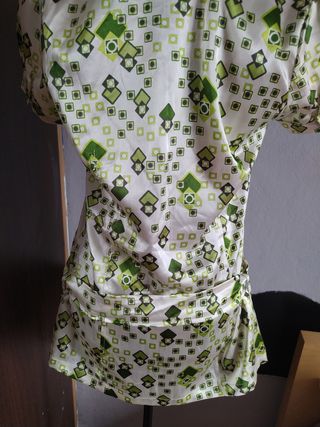 Blusa de raso con estampado geométrico