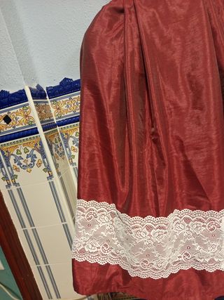 Falda de seda salvaje rojo burdeos
