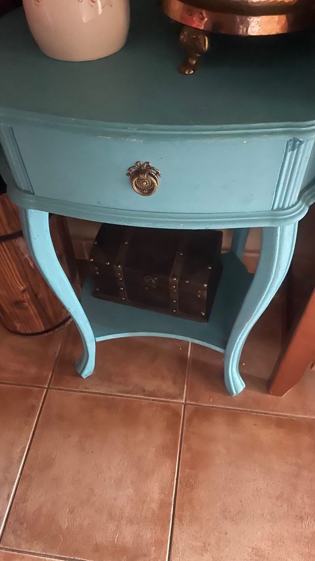 Mesa telefonera azul y dorada