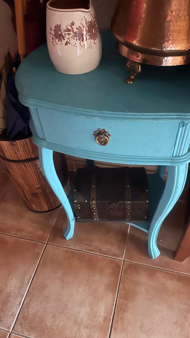 Mesa telefonera azul y dorada