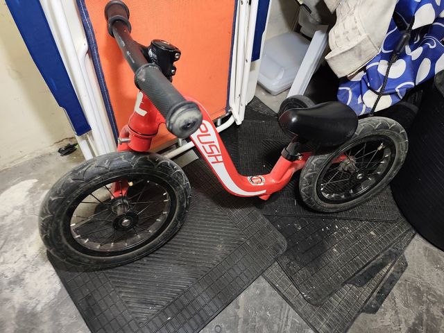 Bicicleta de equilibrio roja