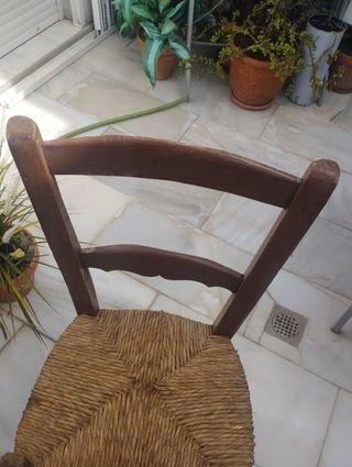 Silla de cuerda y madera