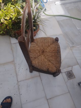 Silla de cuerda y madera