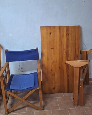 Mesa de escritorio de madera y silla