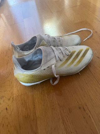 Botas de fútbol Adidas Predator blancas y doradas