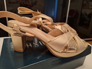 Sandalias de tacón doradas