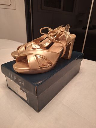Sandalias de tacón doradas