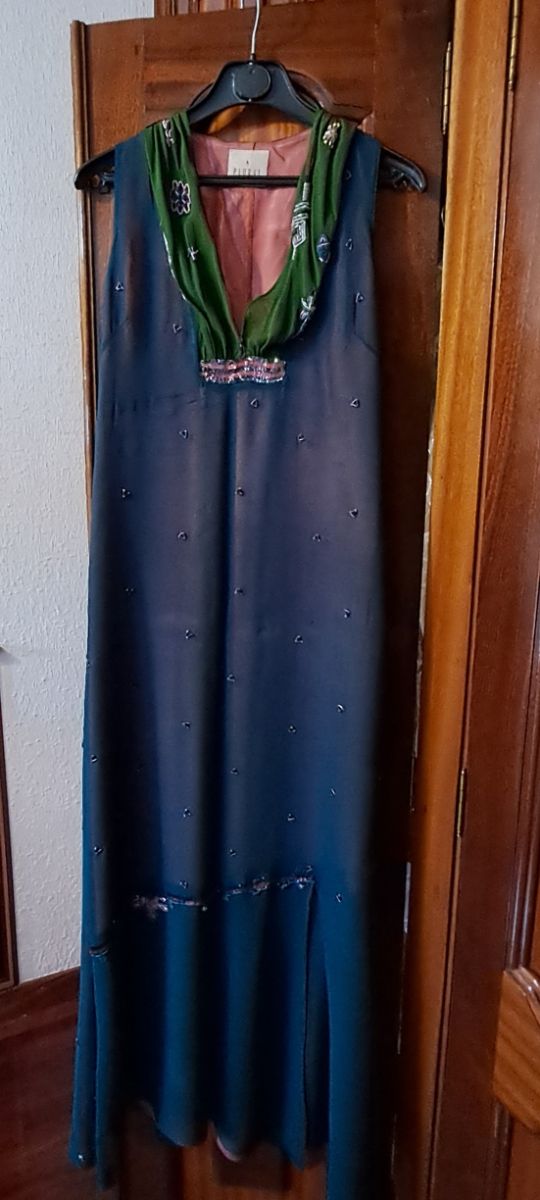 Vestido largo azul con chal verde