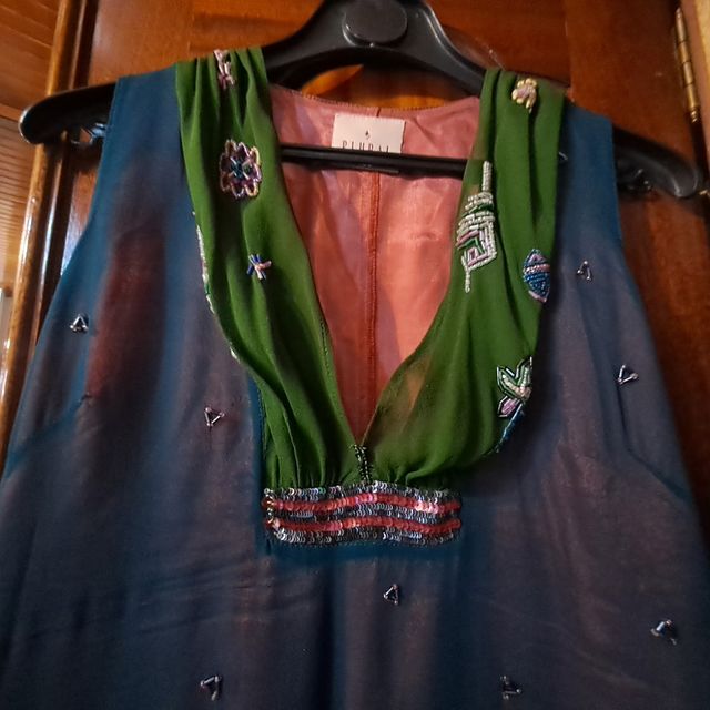 Vestido largo azul con chal verde