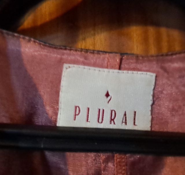 Vestido largo azul con chal verde