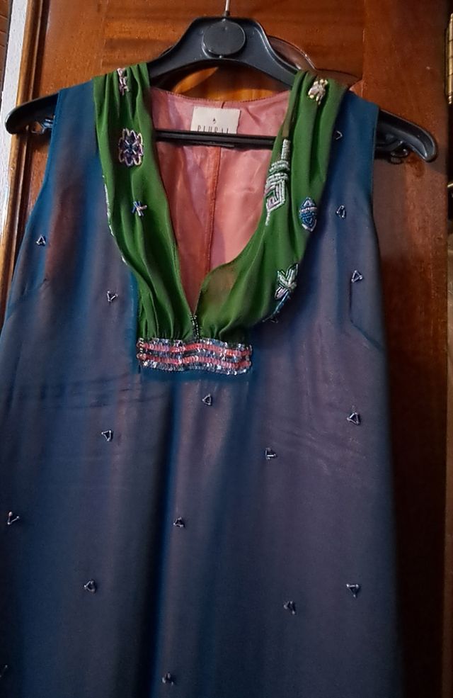 Vestido largo azul con chal verde