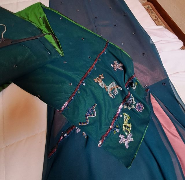 Vestido largo azul con chal verde