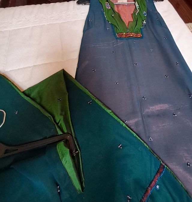 Vestido largo azul con chal verde