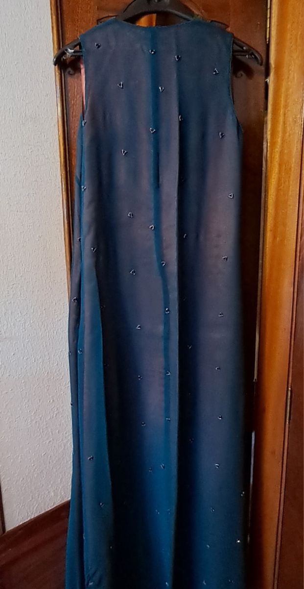 Vestido largo azul con chal verde