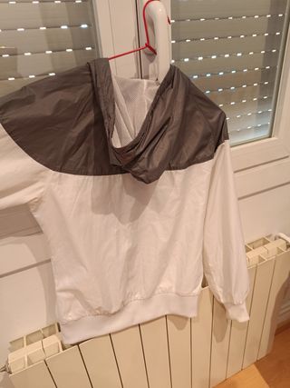 Chubasquero Nike gris y blanco