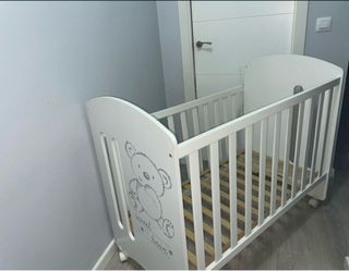 Cuna de bebé blanca con osito