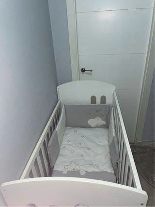 Cuna de bebé blanca con osito